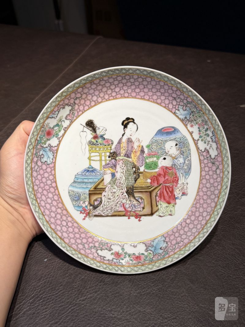 清雍正 外胭脂红内广珐琅仕女婴戏图盘 - 图3